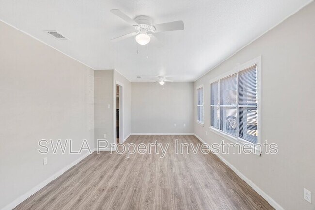 Building Photo - 1600 E School St