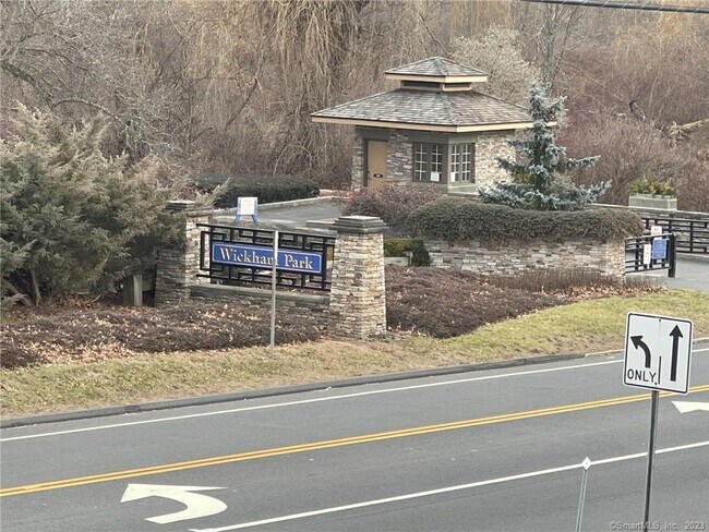 Building Photo - 1162 Middle Turnpike W