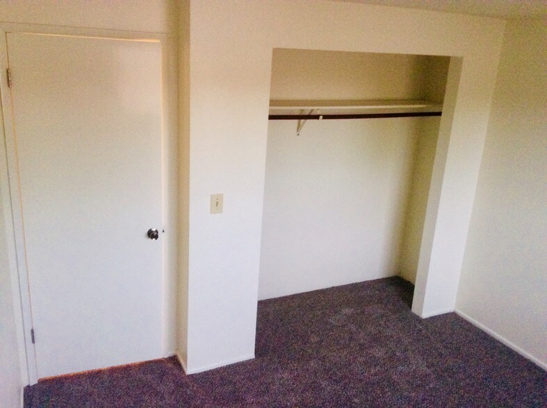 Bed 1 + walk in closet - 1045 S Jasper St