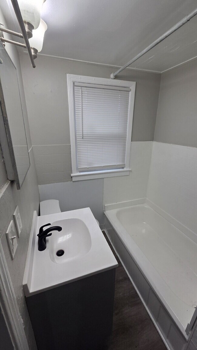 Building Photo - "2 Bedroom Duplex w/Built in Wine Rack!?! Whaaat?!?!"