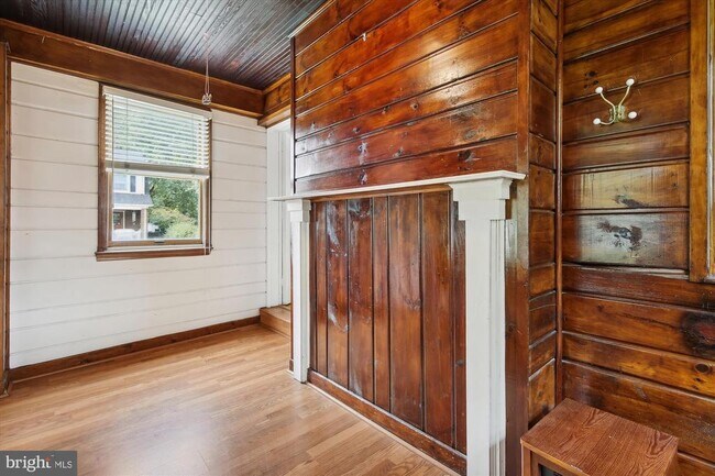 Building Photo - 619 S Garfield St