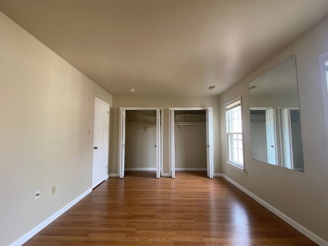 Building Photo - A three bedroom plus den, three and one half bath townhouse conveniently located in Rockville Mar...