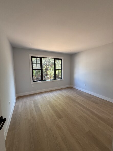 Building Photo - 179-41 144th Ave