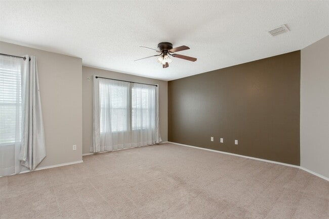 Building Photo - 2700 Peach Dr