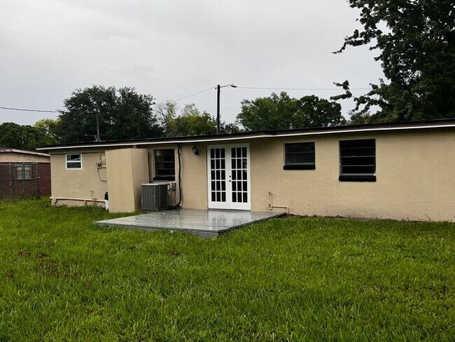 Building Photo - Remodeled 4 Bedroom 2 Bath Home Minutes from Sanford international Airport!