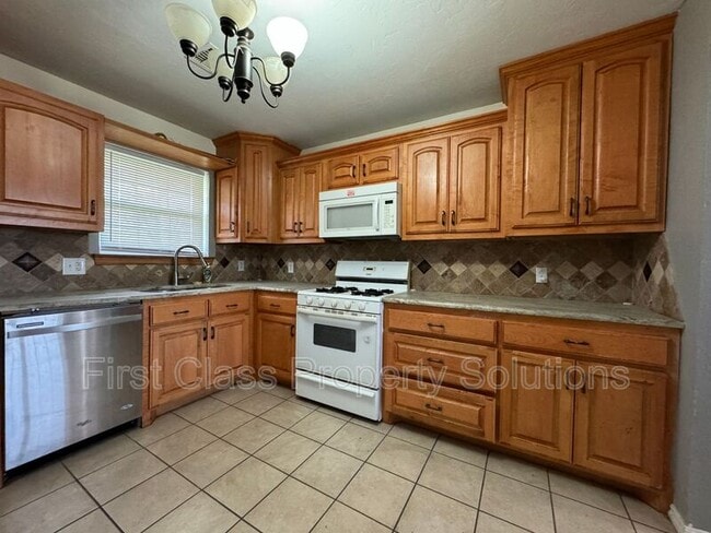 Building Photo - 704 N Gale Ave