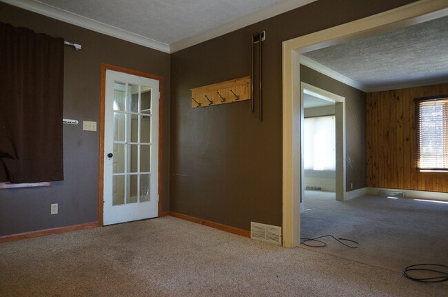 Building Photo - AVAILABLE JUNE - 5 Bed 2 Bath In East Hillside