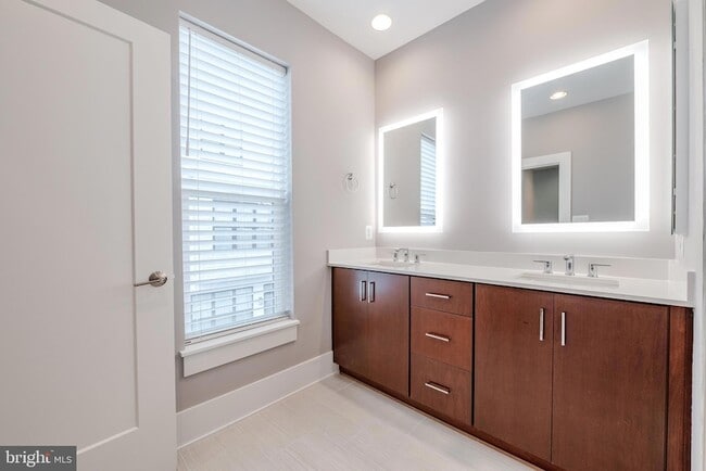 Building Photo - 11382 Emerald Park Rd