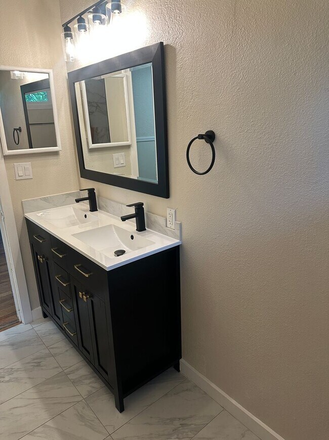 Building Photo - Large 5 Bedroom House in North Campus!