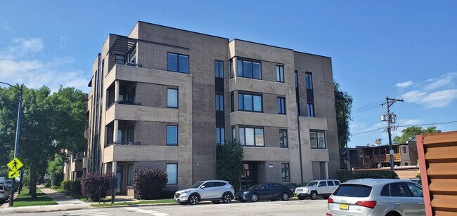 Primary Photo - 2409 W Catalpa Ave