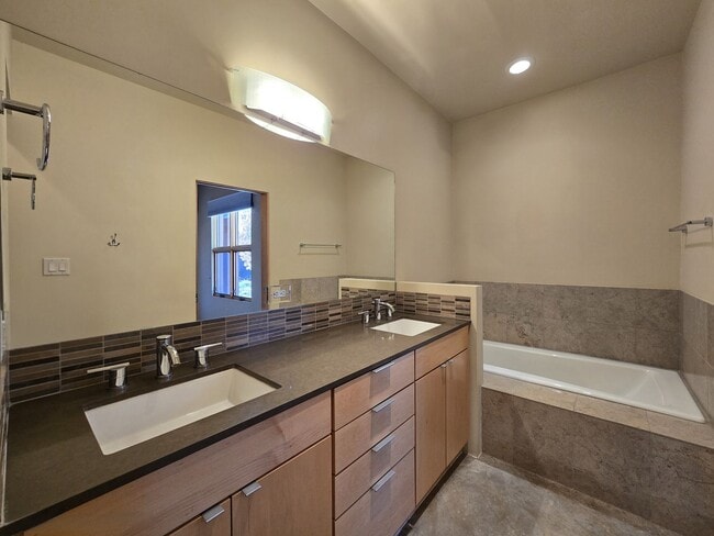 Building Photo - 927 Alto St