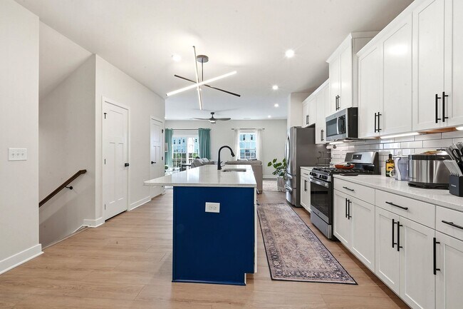 Building Photo - BEAUTIFUL TOWNHOME IN A GREAT AMENTIES!