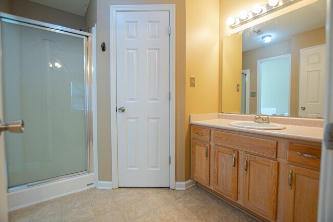 Building Photo - Pet Friendly Three Bedroom with Bonus!