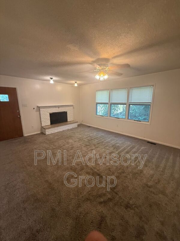 Building Photo - 1643 SW Knollwood Dr