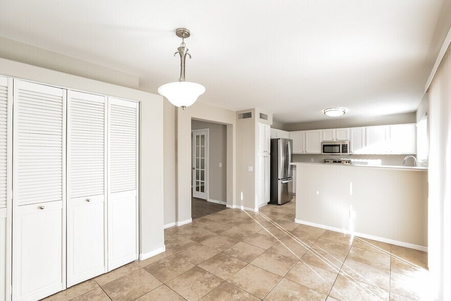 Building Photo - 250 W Juniper Ave