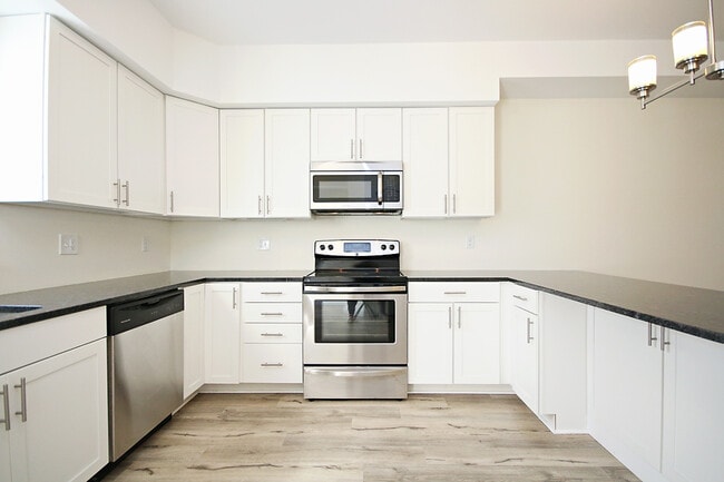 Building Photo - Pet-Friendly Old Trail Townhome