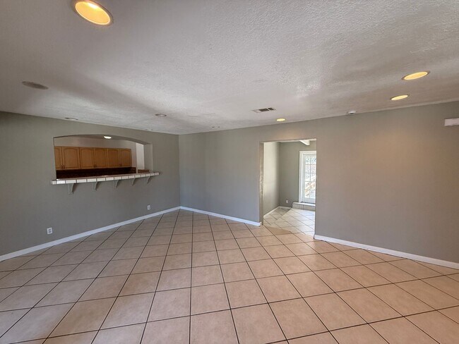 Building Photo - Huge 7 bed 3 bath house on Adobe (Lease ou...