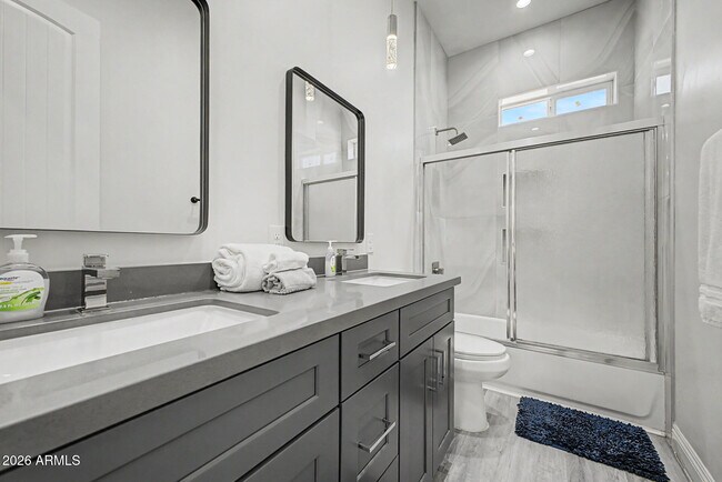 Building Photo - 1344 E Polk St