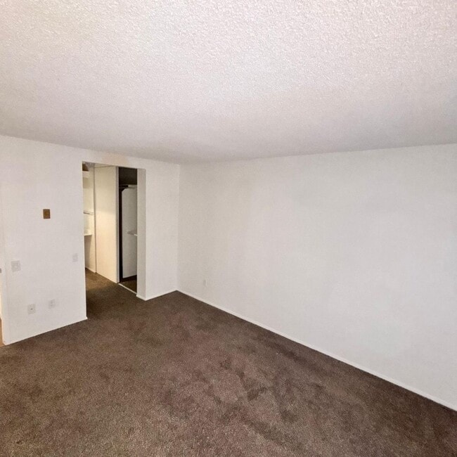 Building Photo - LIGHT & BRIGHT UPGRADED, 2 BEDROOM CONDO, ...