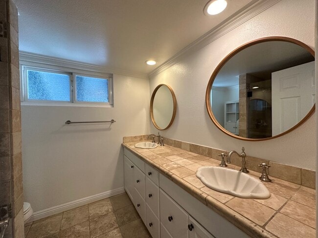 Building Photo - Stunning 4+3 pool home in Agoura Hills -Co...