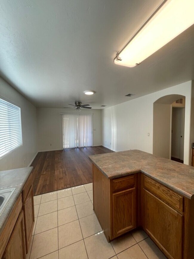 Building Photo - Beautiful 3 bedroom 2 bathroom!