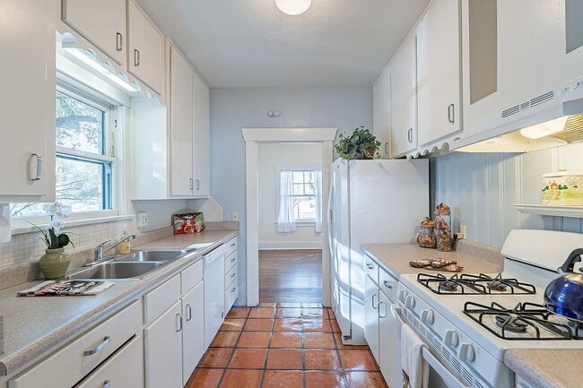 Building Photo - 3 Bed 2 bath home PERFECT for U of A Students, Faculty and Staff!
