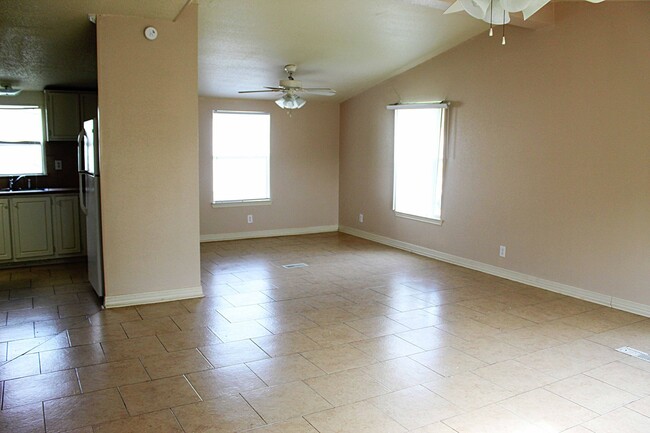 Building Photo - Spacious 4 bedroom mobile home ready for a...