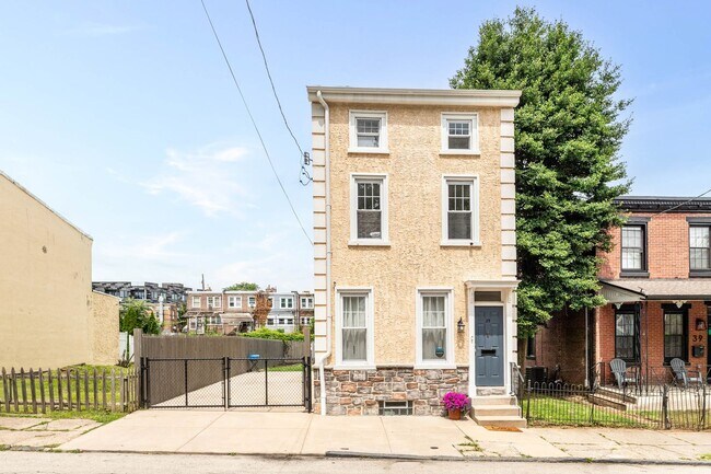 Primary Photo - Spacious Detached 4BR/2.5BA Home in Mount ...