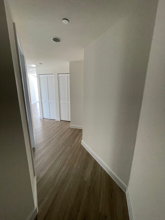 Building Photo - 155 S Miami Ave