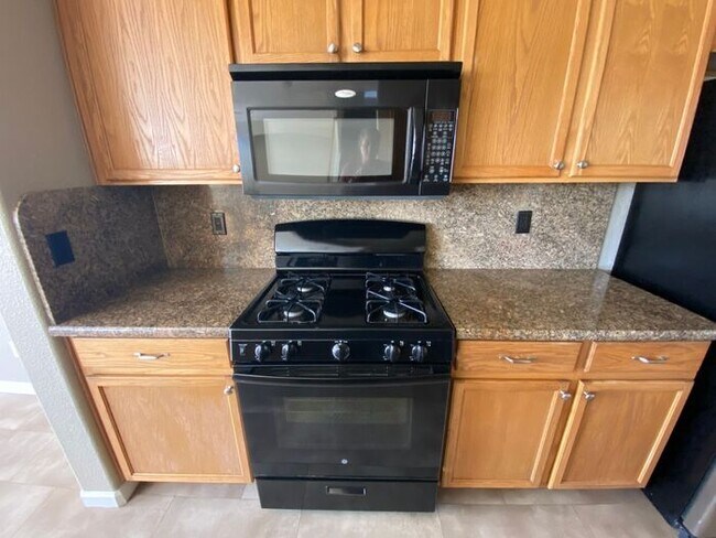 Building Photo - NW Reno 4 Bedroom Home - Mountain Views