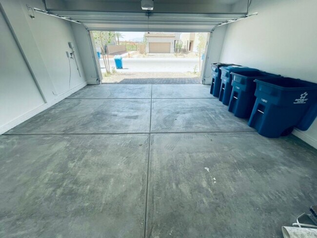 Building Photo - BEAUTIFUL 4 BEDROOM + LOFT HOME LOCATED IN...