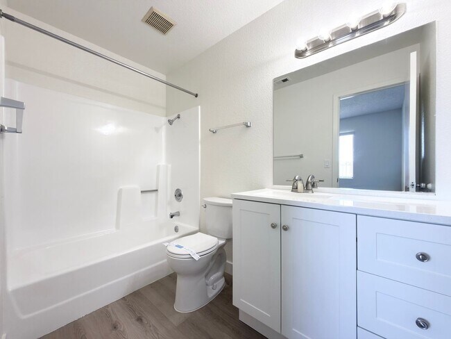 Building Photo - Spacious Townhome in Quail Ridge