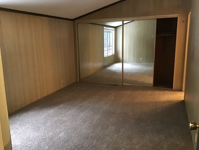 Building Photo - Large spacious 2Bd manufactured home avail...