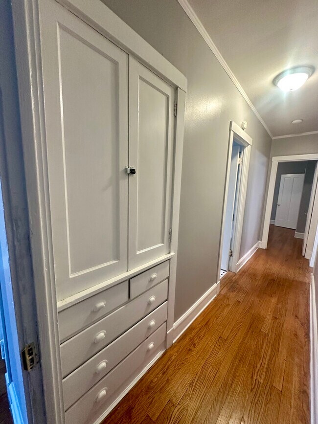 Building Photo - 6442 N Bosworth Ave