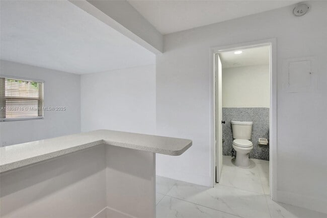 Building Photo - 1520 NE 56th St