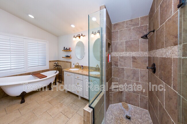 Building Photo - 27733 Mansfield Ct