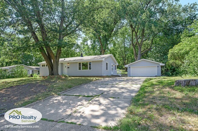 Building Photo - 3 Bedroom Home in Bloomington