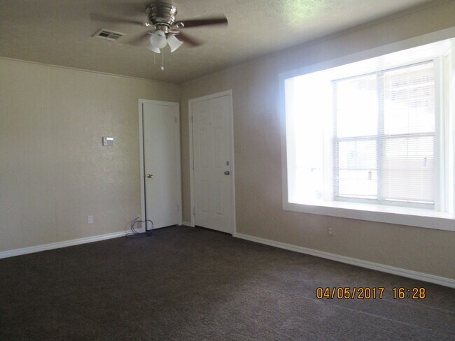 Building Photo - Pet Friendly :) SECTION 8 ACCEPTED!