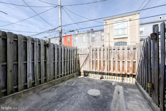 Building Photo - 112 N Streeper St