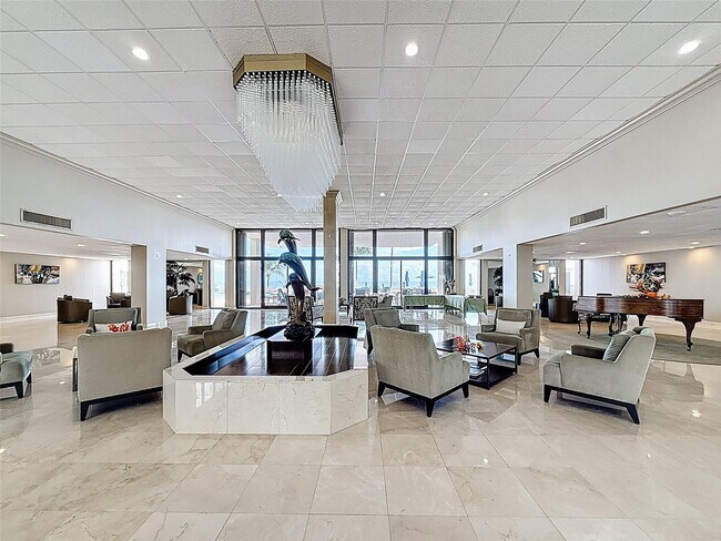 Building Photo - 1147 Hillsboro Mile