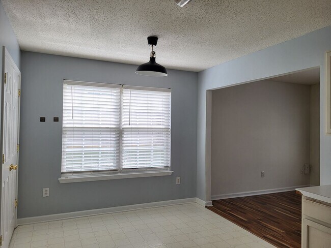 Building Photo - 3 bedroom home in Highland Creek