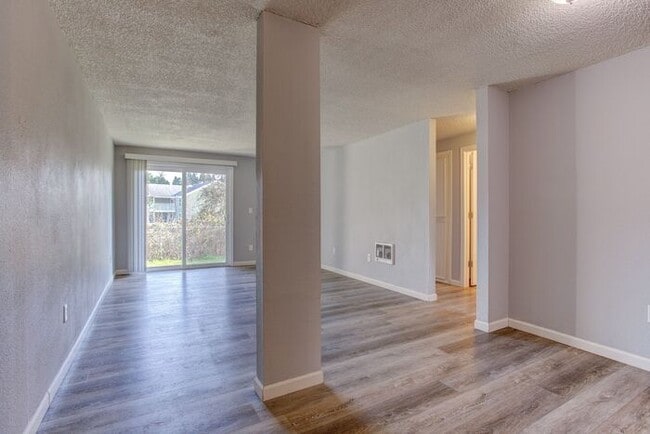 Building Photo - 2 bedroom 1 bath close to local shops!!