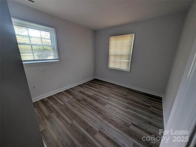 Building Photo - 6542 Rosecran Dr