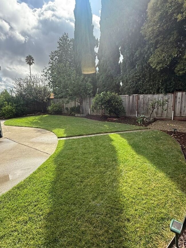 Building Photo - Charming 3 bedroom 2 bath home