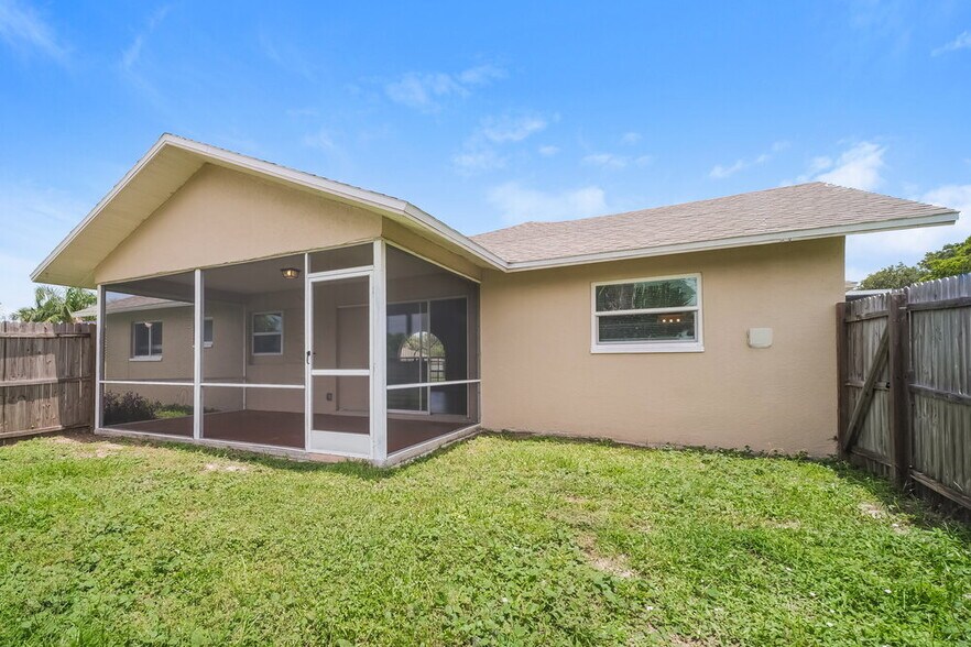 Building Photo - 706 SW 11th St