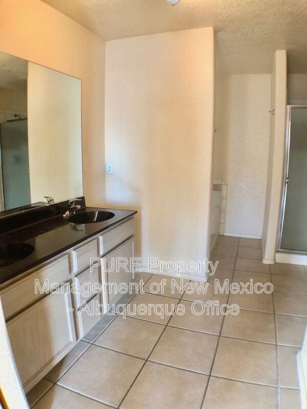 Building Photo - 4905 Kingsway Dr