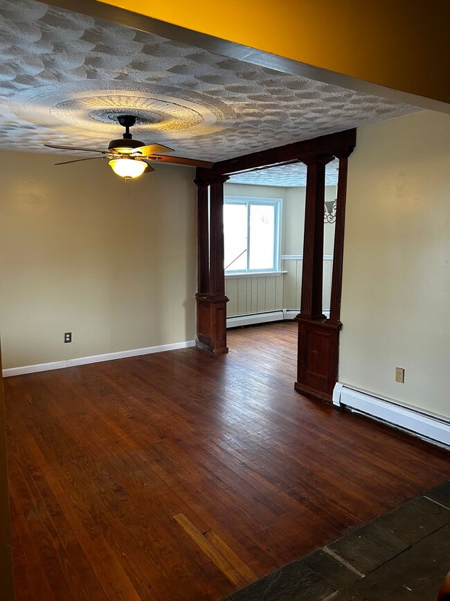 Building Photo - Welcome To This Charming 3-Bedroom, 1-Bathroom Home Located in the Heart of Carbondale, PA.