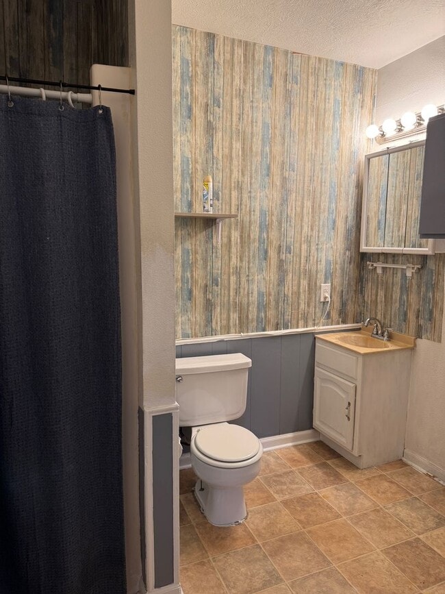 Building Photo - Great 2 Bedroom/2 Bath Duplex Unit For Lease