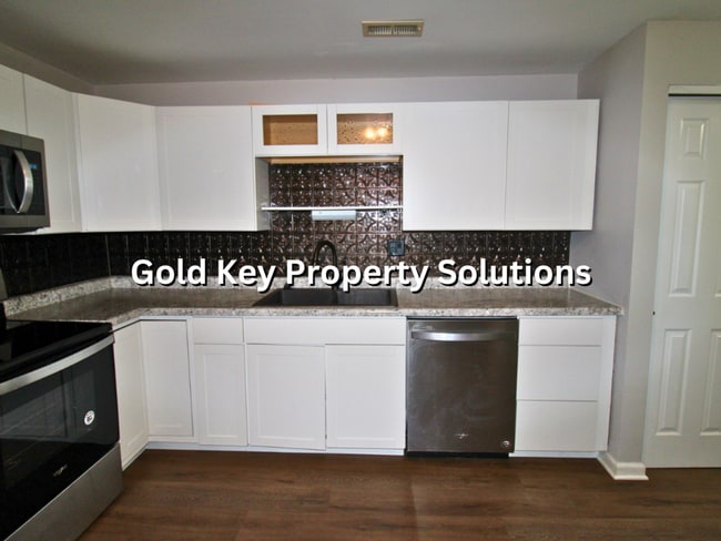 Building Photo - Spacious 4 BR 1 BA House with Central Air ...