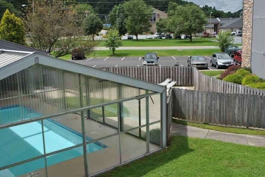 Building Photo - 475 Meadowview Dr